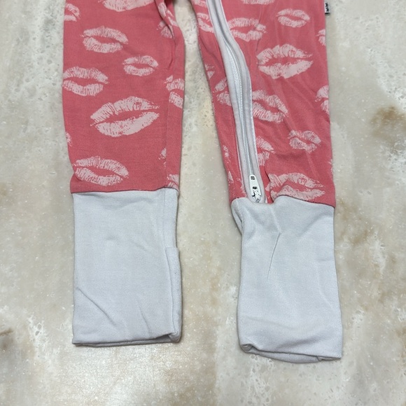 💋 RETIRED Little Sleepies Pink Kisses / Lips zippy size 6-12 months - Picture 5 of 8